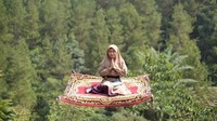 Dengan pesona hutan pinus yang indah, Dago Dream Park punya nuansa Bali dan Jawa. Di antara spot instagramablenya yaitu aladdin carpet, jembatan kupi-kupu dan sky tree.  (Kartika Nurhasanah/dTraveler