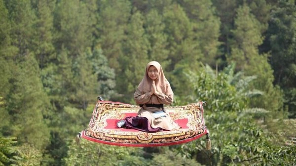 Dengan pesona hutan pinus yang indah, Dago Dream Park punya nuansa Bali dan Jawa. Di antara spot instagramablenya yaitu aladdin carpet, jembatan kupi-kupu dan sky tree. (Kartika Nurhasanah/dTraveler Dengan pesona hutan pinus yang indah, Dago Dream Park punya nuansa Bali dan Jawa. Di antara spot instagramablenya yaitu aladdin carpet, jembatan kupi-kupu dan sky tree. (Kartika Nurhasanah/dTraveler