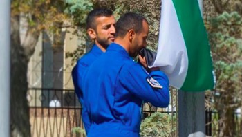 Mencium bendera Kuwait. Foto: Instagram