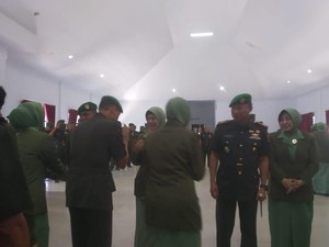 Istri Menangis Usai Kolonel Hendi Dicopot dari Dandim Kendari