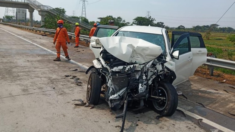 Sebuah SUV Ringsek Usai Tabrak Pikap Muat Lele di Tol Gempol-Pasuruan Sebuah SUV Ringsek Usai Tabrak Pikap Muat Lele di Tol Gempol-Pasuruan