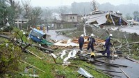Seperti diketahui, Topan Hagibis dikategorikan dalam skala hebat yang merupakan ukuran tertinggi di Jepang. Topan itu membawa angin kencang, hujan lebat dan ombak besar yang tinggi dan disebut merupakan topan terkuat dalam 60 tahun terakhir. Kyodo via Reuters.