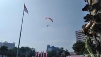 Selain itu, enam paralayang juga terpantau selama upacara berlangsung. Mereka membawa spanduk bertuliskan Dirgahayu Jawa Timur ke-74.