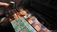 Selain Indonesia, pemasaran souvenir bermotif batik ini juga telah dipasarkan hingga Australia lho.