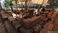 Batu-batu tersebut ditutupi oleh atap agar tak langsung terkena sinar matahari maupun hujan.
