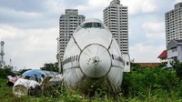 Pesawat besar ini terparkir bersama pesawat jet yang berukuran lebih kecil. Menurut perkiraan masyarakat bangkai pesawat ini milik seorang pengusaha kaya Thailand (AFP)