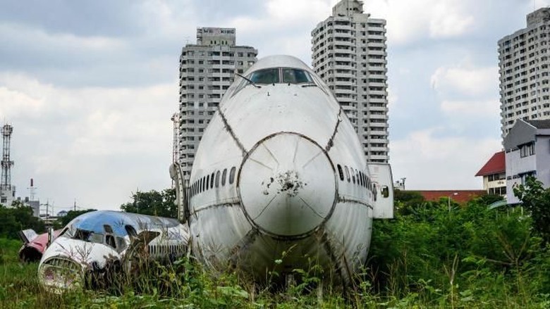 Foto: Bangkai Pesawat di Bangkok (AFP) Foto: Bangkai Pesawat di Bangkok (AFP)