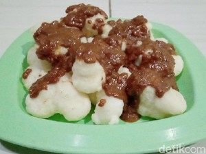 Nikmat! Makan Geblek yang Gurih Hangat Ditemani Secangkir Kopi