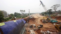 Sejumlah Pekerja menggunakan alat berat menyelesailan proyek pembangunan jalan Tol Cinere-Serpong seksi I di Kawasan Pondok Cabe, Tangerang Selatan, Banten, Sabtu (12/10/2019).