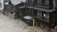 Topan ini telah memicu naiknya permukaan Sungai Isuzu di Ise, Jepang tengah. Sebelumnya Badan Meteorologi Jepang (JMA) memperkirakan, topan dahsyat ini akan menerjang wilayah Jepang tengah atau timur pada Sabtu malam waktu setempat, dengan mendatangkan angin berkecepatan hingga 216 kilometer per jam. (Foto: AP)