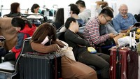 Topan dahsyat ini telah menyebabkan pembatalan lebih dari 1.600 penerbangan. Di foto ini, tampak para penumpang di Bandara Haneda di Tokyo, yang penerbangannya dibatalkan akibat Topan Hagibis. (Foto: AP)