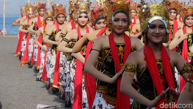 Festival Gandrung Sewu sukses digelar di Pantai Marina Boom, Banyuwangi. Aksi lebih dari 1.300 seniman tari dan musik itu memukau ribuan wisatawan yang hadir.