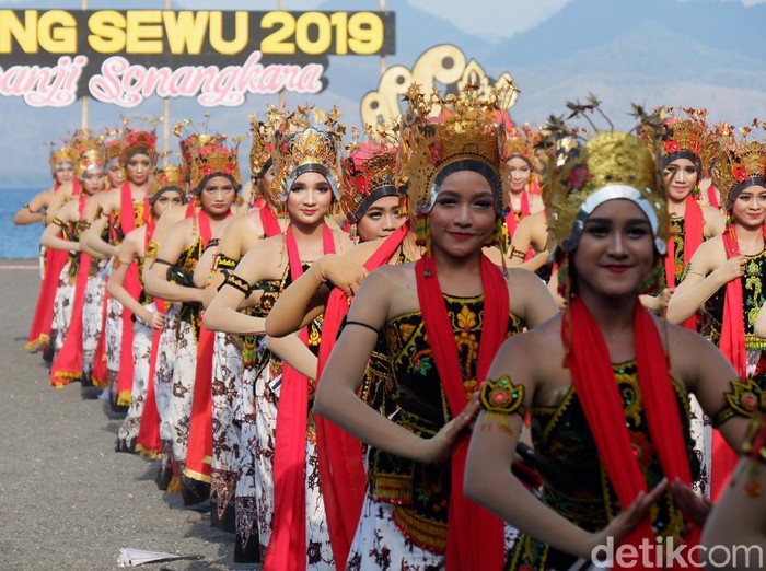 Festival Gandrung Sewu sukses digelar di Pantai Marina Boom, Banyuwangi. Aksi lebih dari 1.300 seniman tari dan musik itu memukau ribuan wisatawan yang hadir.