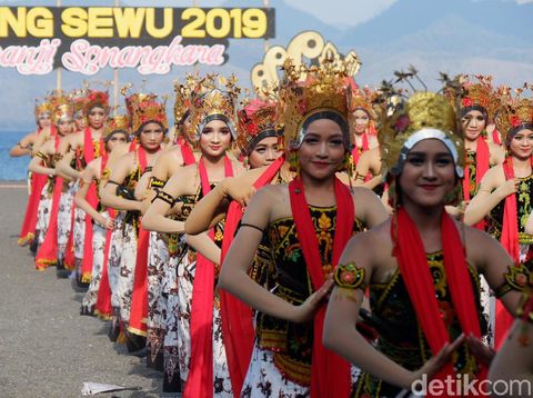 Festival Gandrung Sewu sukses digelar di Pantai Marina Boom, Banyuwangi. Aksi lebih dari 1.300 seniman tari dan musik itu memukau ribuan wisatawan yang hadir.
