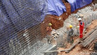 Sejumlah pekerja nampak sibuk mengerjakan proyek pembangunan jalan tol tersebut.