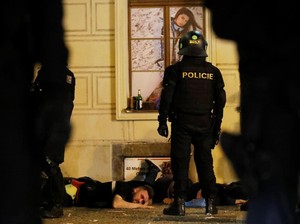 Polisi Bubarkan Suporter PAOK yang Rayakan Ulang Tahun Klub di Tengah Corona