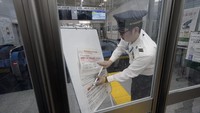 Tak hanya sejumlah penerbangan yang dibatalkan. Sejumlah rute perjalanan dari transportasi Shinkansen atau kereta peluru juga ditutup untuk sementara waktu imbas Topan Hagibis. AP Photo/Eugene Hoshiko.
