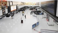Ancaman Topan Hagibis yang diperkirakan akan menerjang kawasan Jepang di akhir pekan ini membuat sejumlah penerbangan di Bandara Narita dibatalkan. Kyodo News via AP Photo.