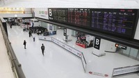 Suasana di gerbang kedatangan Bandara Narita, Jepang, Sabtu (12/10/2019), usai sejumlah penerbangan dari maupun menuju Jepang dibatalkan untuk mengantisipasi terjangan Topan Hagibis yang diperkirakan akan menerjang Jepang akhir pekan ini. Kyodo News via AP Photo.