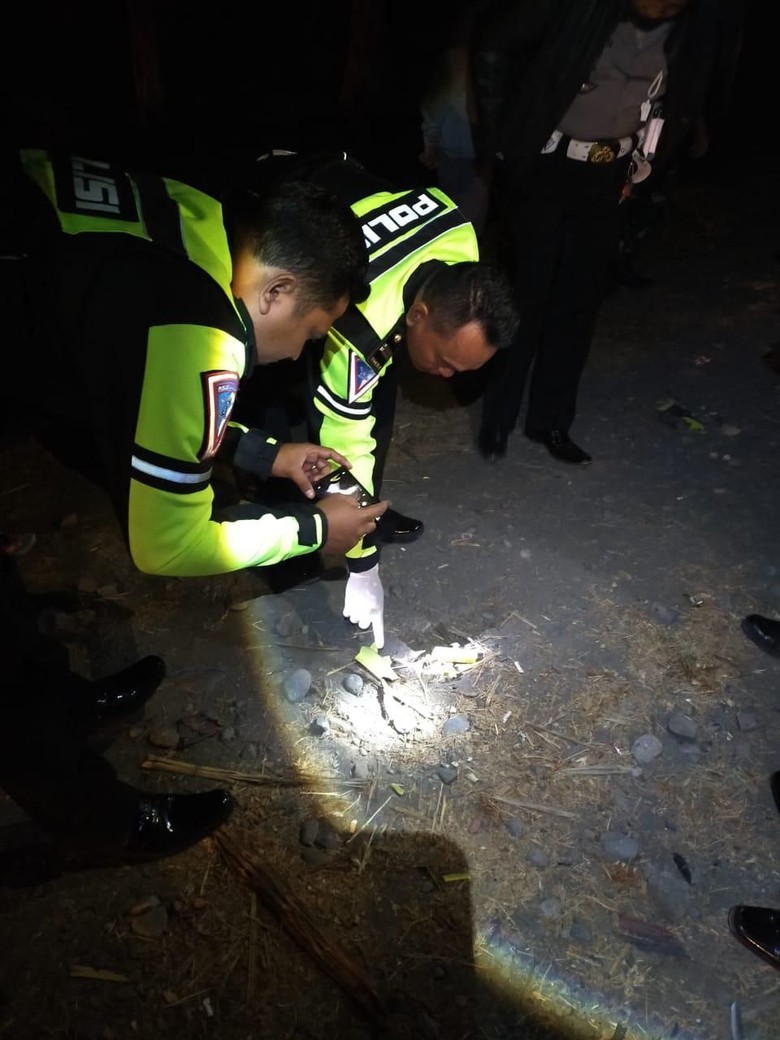 2 Pria di Madiun Tewas Terbakar Bersama Motornya Usai Kecelakaan 2 Pria di Madiun Tewas Terbakar Bersama Motornya Usai Kecelakaan
