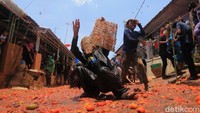 Hajat buruan merupakan bentuk syukur atas melimpahnya hasil tanam yang diaktualisasikan melalui sedekah sajian dengan mehgarapakan keberkahan dari Yang Maha Kuasa.