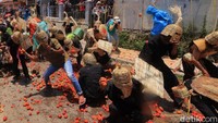 Keseruan perang tomat begitu terasa ketika anak-anak hingga orang dewasa, laki-laki dan perempuan turut mengikuti tradisi ini. Pakaian ala gladiator pun turut mengiringi acara ini lengkap dengan pelindung kepala dan tameng dari bambu.