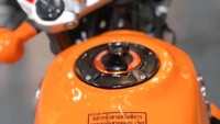 Kombinasi warna oranye, putih, dan merah tersemat di area speedometer, tangki, sepatbor, dan lampu belakang. Sementara area blok mesin mendapat warna gold yang menambah kesan mewah. Foto: Dok. MotoSaigon