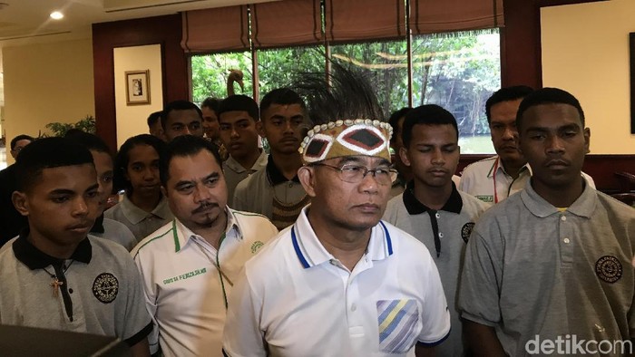 Bertemu Paskibra Asal Papua, Mendikbud Sampaikan Pesan Perdamaian