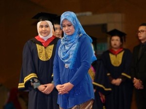 Foto Istri Hadir di Wisuda Mendiang Suami Viral, Ada Cerita Haru di Baliknya
