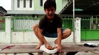 Bukan Mangkuk, Youtuber Ini Makan Bakso Pakai Dudukan Kloset Jongkok