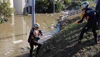 Selain itu, ada sekitar 27.000 anggota pasukan bela diri Jepang serta petugas pemadam kebakaran, polisi dan anggota penjaga pantai yang dikirim untuk menyelamatkan orang-orang yang terdampar di prefektur Nagano Jepang tengah dan di tempat lain. REUTERS/Kim Kyung-Hoon.