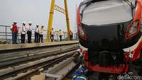 Kereta ringan ini diboyong ke Jakarta melalui jalur darat dengan Multi-Axle Truck. Saat ini kereta sudah tiba di depo sementara yang terletak di Cibubur. Kereta LRT Jabodebek saat ini sedang diangkat ke lintasan di Stasiun LRT Harjamukti.
