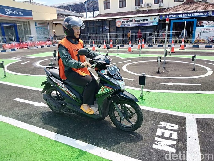 Banyak masyarakat Sidoarjo yang mengajukan pembuatan SIM namun kerap gagal saat melakukan ujian praktik. Maka dari itu, Satlantas Polresta Sidoarjo siap memberikan pelatihan.