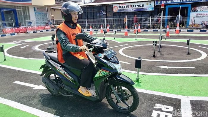 Banyak masyarakat Sidoarjo yang mengajukan pembuatan SIM namun kerap gagal saat melakukan ujian praktik. Maka dari itu, Satlantas Polresta Sidoarjo siap memberikan pelatihan.