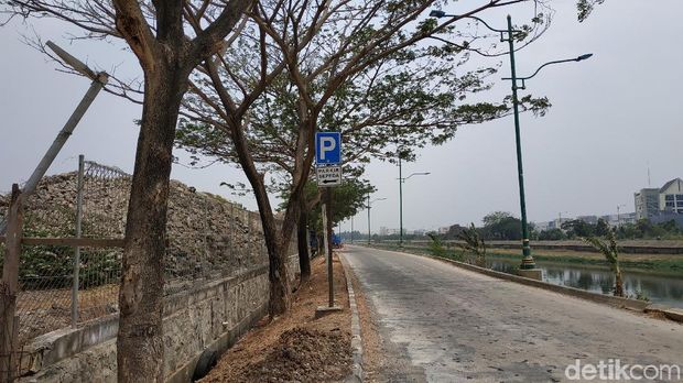 Sisi lain jalur sepeda yang terlupakan di Kanal Banjir Timur (KBT), gersang dan berdebu.