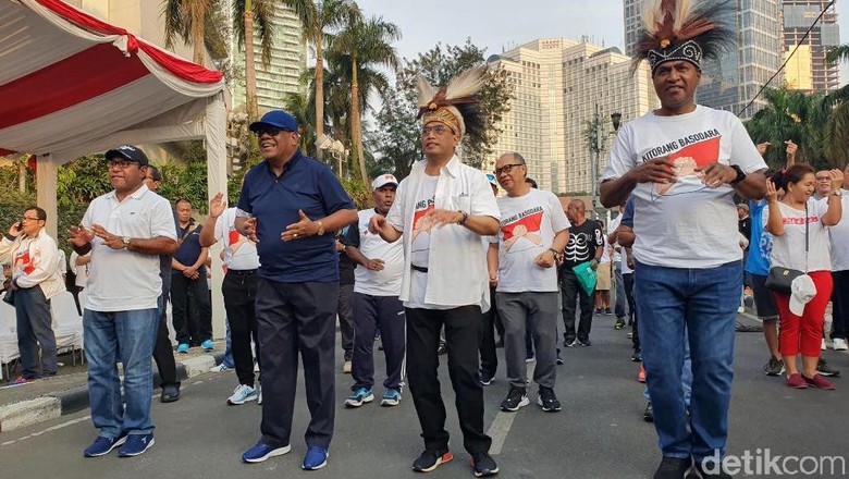 Ikut Aksi Solidaritas, Menhub Senam Maumere Bersama Pejabat-Warga Papua Ikut Aksi Solidaritas, Menhub Senam Maumere Bersama Pejabat-Warga Papua