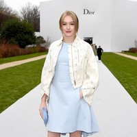 Muncul di fashion show Dior, Maddison mengandalkan dress berwarna powder blu yang dipadukan dengan jaket bersiluet bomber yang feminin. Gayanya lalu dimaksimalkan dengan pointed heels dan clutch berwarna senada.  Foto: dok. Getty Images, Instagram