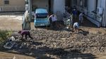 Warga Jepang Bersihkan Sisa Lumpur Pascabanjir