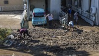 Lumpur tebal terlihat memenuhi halaman rumah warga.