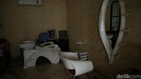 Walaupun begitu, rumah Anang tetap nyaman ditinggali. Tampak sudut seperti salon di dalamnya. Foto: (Foto: Hanif Hawari/detikcom)