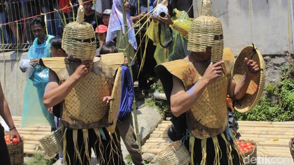 Setelah itu, para jejaka yang menjadi gladiator mengenakan perlengkapan perang, sejurus kemudian melakukan aksi lempar melempar tomat yang diikuti oleh warga. (Yudha/detikcom) Setelah itu, para jejaka yang menjadi gladiator mengenakan perlengkapan perang, sejurus kemudian melakukan aksi lempar melempar tomat yang diikuti oleh warga. (Yudha/detikcom)