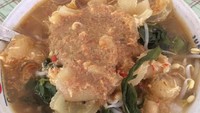 Ini tampilan burbacek. Jika akan makan diaduk jadi satu hingga rasa gurih, pedas dan segarnya menyatu dalam tiap suapan. Foto : Instagram @peachpiku