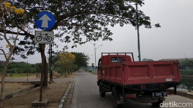 Beberapa ruasnya beralih fungsi menjadi jalur kendaraan bermotor.