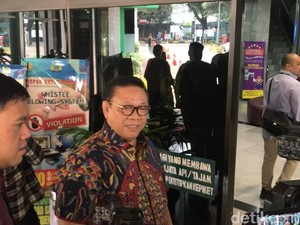 Agung Laksono Juga Jenguk Wiranto di RSPAD