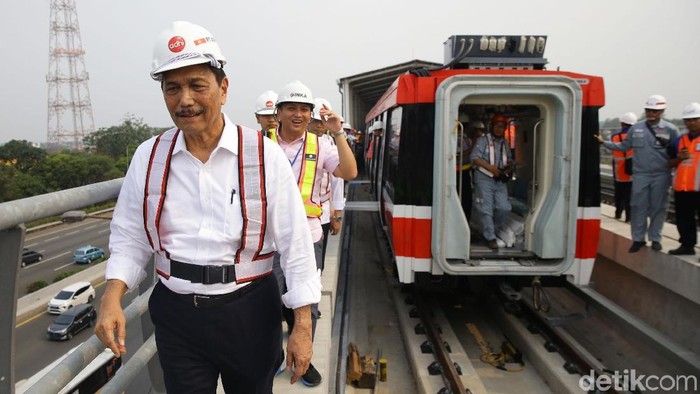 LRT Jabodebek akan segera diuji coba. Menhub Budi Karya dan Menko Kemaritiman Luhut Binsar Panjaitan mengecek pengangkatan LRT ke lintasan di Stasiun Harjamukti.
