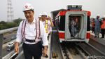 Momen Luhut dan Budi Karya Cek Pengangkatan Kereta LRT Jabodebek