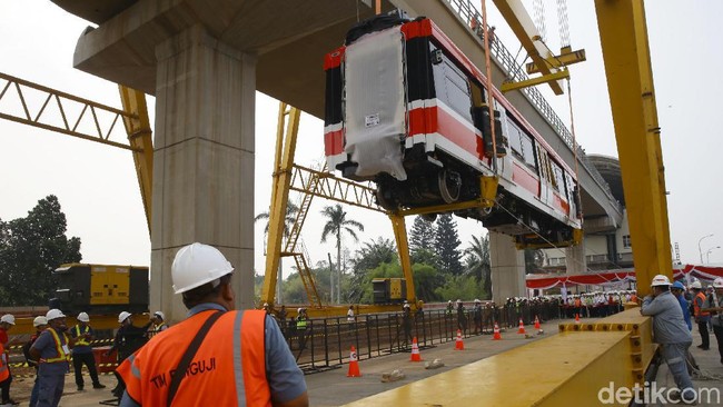 Melihat Lagi Kereta LRT Jabodebek yang Sudah Sampai Jakarta