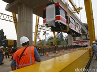 Melihat Lagi Kereta LRT Jabodebek yang Sudah Sampai Jakarta
