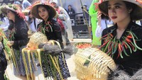 Awal mula dari acara ini berasal dari kekecewaan para petani karena anjloknya harga tomat di tengah panen melimpah. Jadilah digelar acara Rempug Tarung Adu Tomat. (Yudha/detikcom)