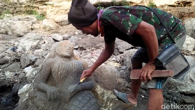 Air Surut, Batuan Sungai Dipahat Jadi Patung Air Surut, Batuan Sungai Dipahat Jadi Patung